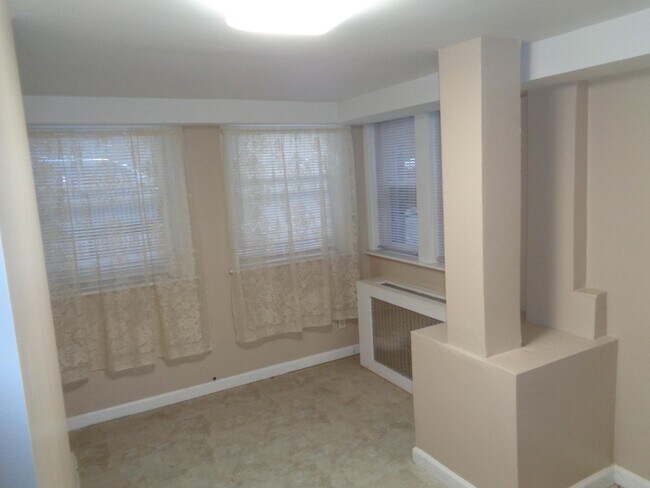 Building Photo - 464 MALLORY Ave