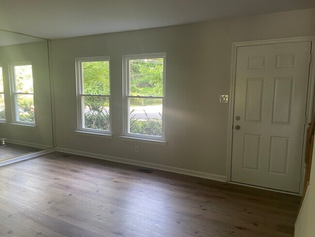 Building Photo - 3 Bedrooms 2 Bathrooms in a GREAT AREA
