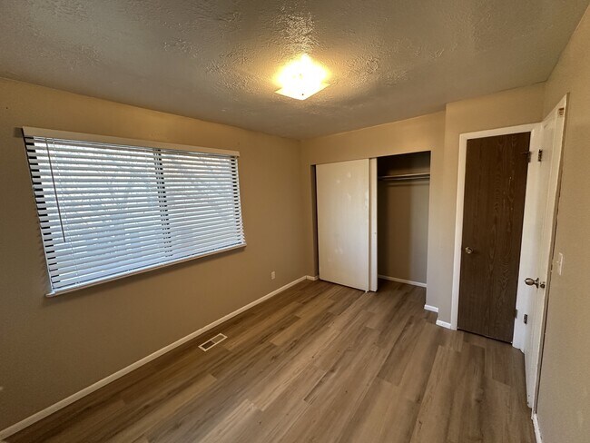 Building Photo - 460 E Elm St