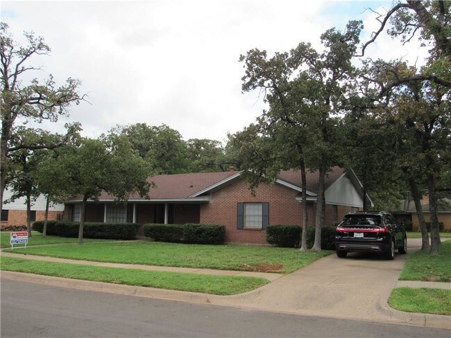 Building Photo - 1705 Hilltop Ln
