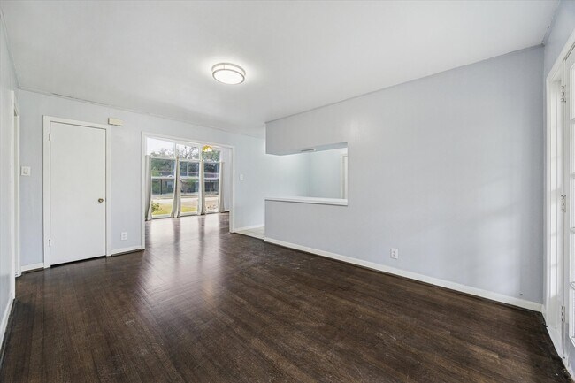 Foto del edificio - 4410 Kingfisher Dr