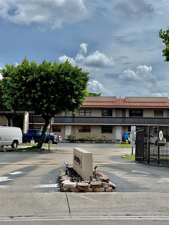 Foto del edificio - 200 W Park Dr