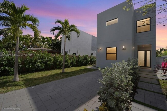 Building Photo - 2330 SW 14th St