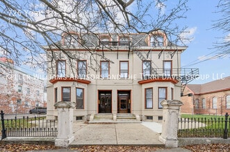 Building Photo - 726 York St