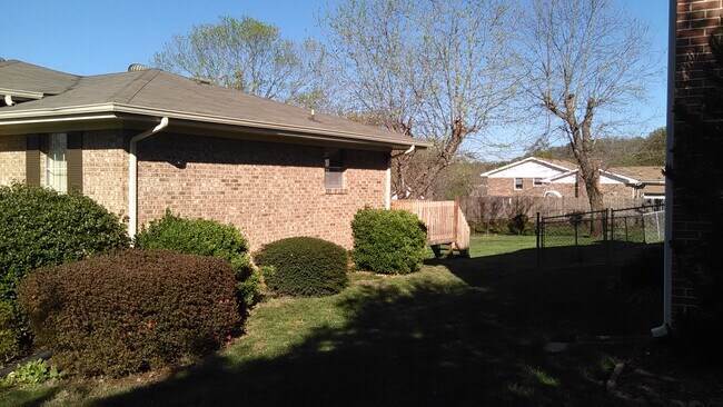 Building Photo - 2512 Sharron Dr