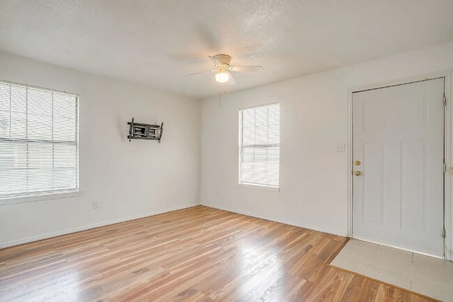 Foto del edificio - 13320 White Settlement Rd