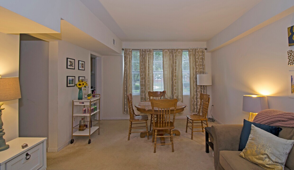 Dining / living - 1816 N Queens Ln