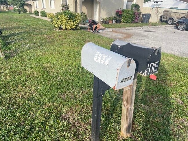 Foto del edificio - 4717 Carver St