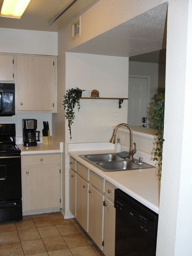 Foto del edificio - SUMMERLIN CONDO-FULLY FURNISHED, ALL UTILITIES INCLUDED!