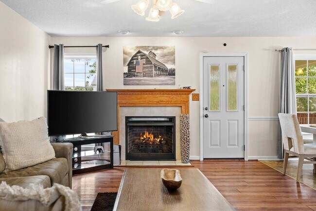 Foto del edificio - 3409 Summerfield Dr