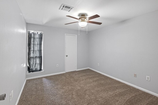 Building Photo - 1851 Fox Run Dr