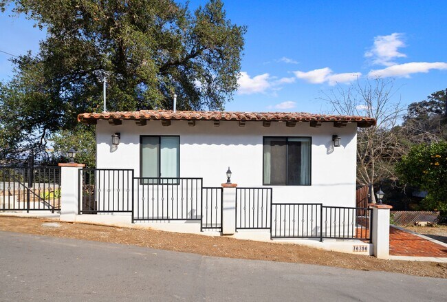 Foto del edificio - Stunning Mountain Views in Chino Hills for 2-bedroom