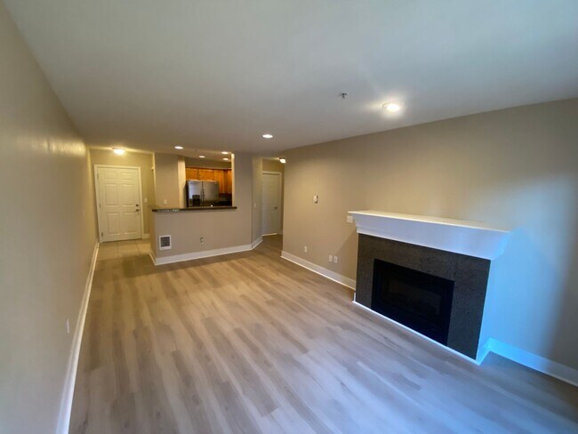 Building Photo - Queen Anne Condo with Parking and Storage