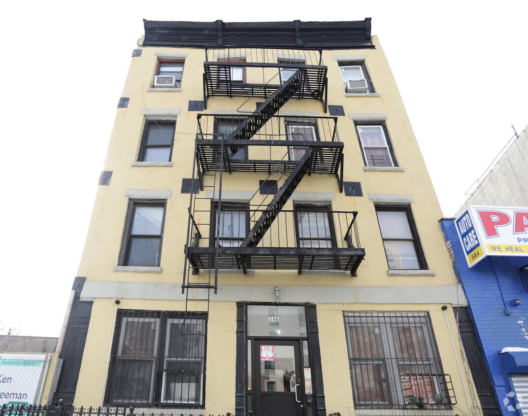 Building Photo - 586 Union St