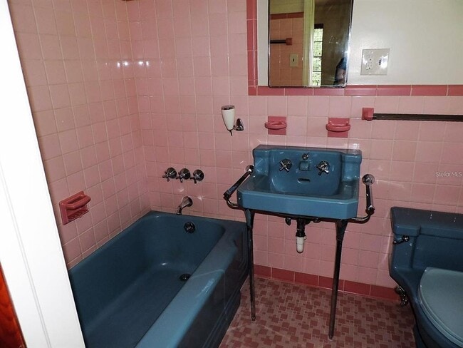 Building Photo - 2049 NW 9th Ave