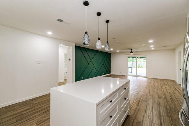 Building Photo - 2309 Southern Oaks Dr