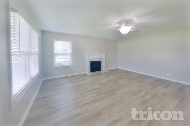 Building Photo - 5013 Claude Dr