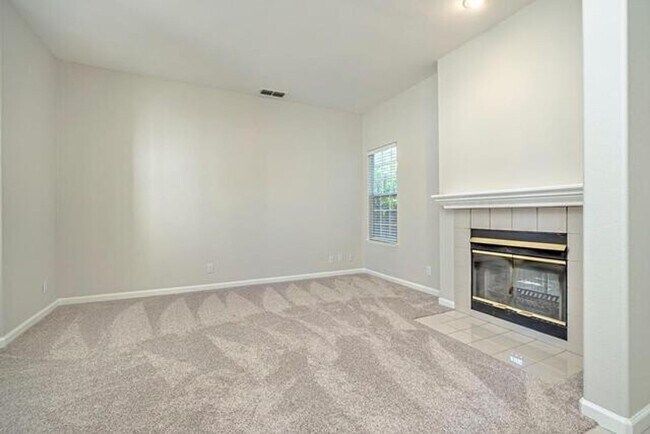 Building Photo - Pristine 3 Bedroom 2 bathroom + Den in Sou...