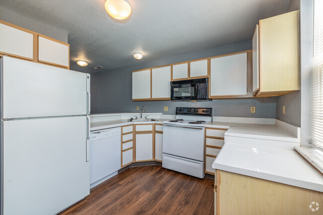 2BD, 1.5BA - 900SF - Kitchen - Oak Point Townhomes