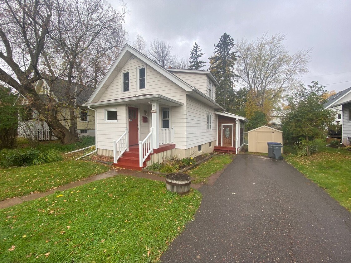 AVAILABLE NOW - 3 Bed 2 Bath w/ Large Fen... - AVAILABLE NOW -  3 Bed 2 Bath w/ Large Fen...