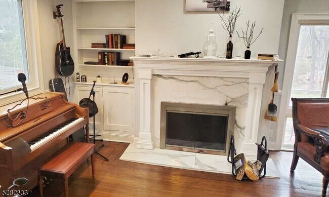 Foto del edificio - 242 Lake Rd