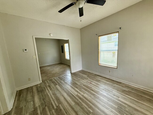 Foto del edificio - 911 7Th St