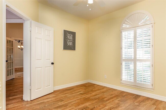 Foto del edificio - 2703 W Oaks Cir E