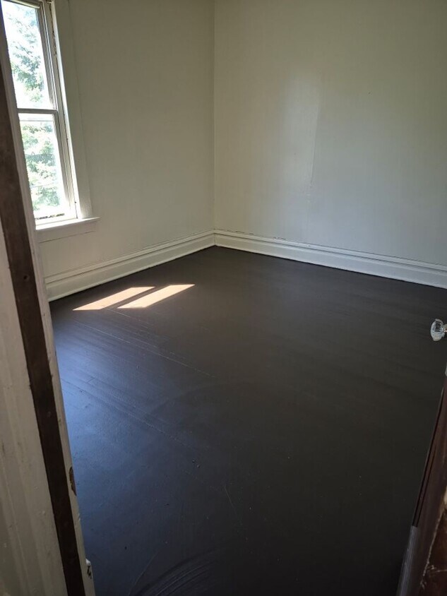 Building Photo - Spacious 4-Bedroom Upper Duplex with Yard