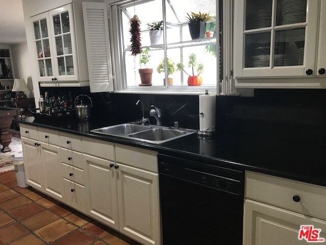 Foto del edificio - 948 Stone Canyon Rd