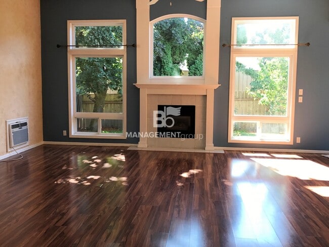 Building Photo - Light and Bright Updated Tigard Home Near ...