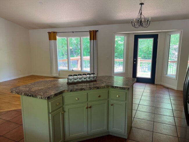 Building Photo - Secluded 4 bed 3 bath house