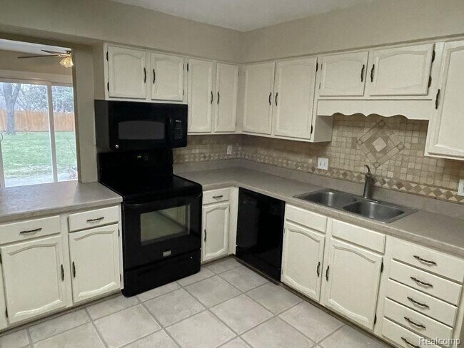 Foto del edificio - 8484 Pepper Ridge Dr