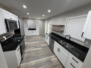Building Photo - 657 Thomas Ave