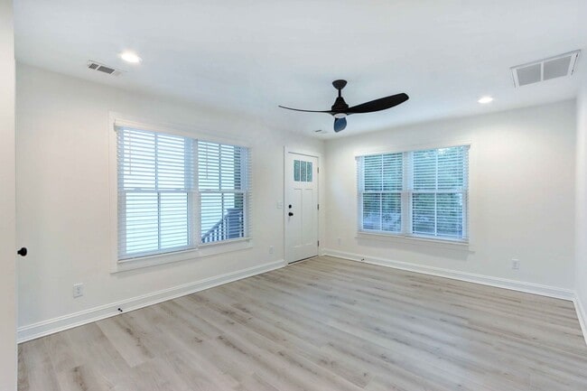 Building Photo - Downtown Carriage Home!