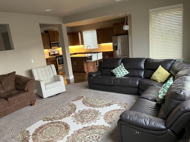 Foto del edificio - Stunning 4 BD* 2.5 BA* Single Family Home ...