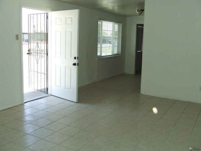 Foto del edificio - 1222 W 17th Pl