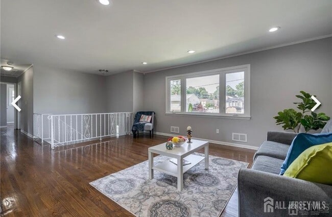 Building Photo - 308 Oak Pl