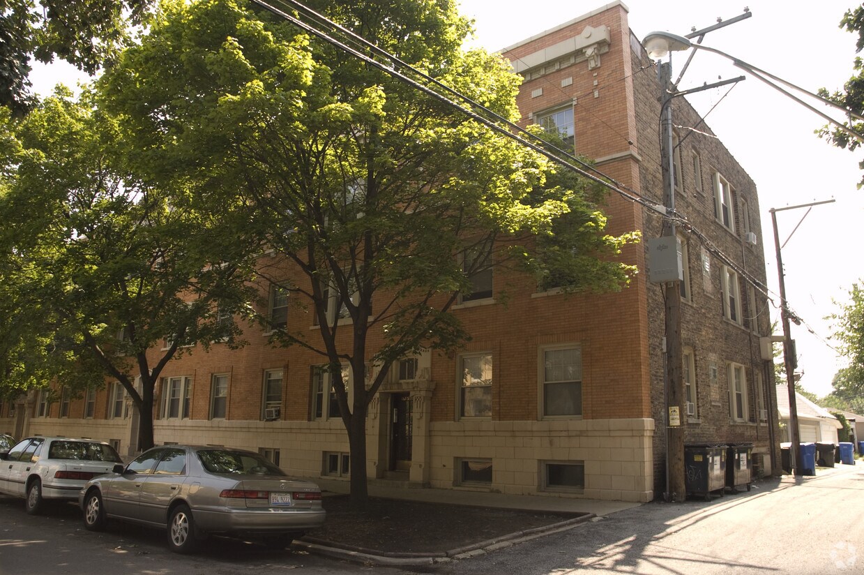 Primary Photo - 1601 W Berteau Ave