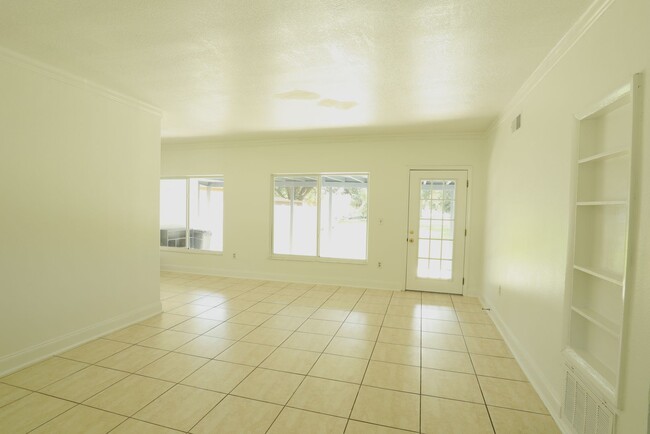 Building Photo - 121 S Triplet Lake Dr