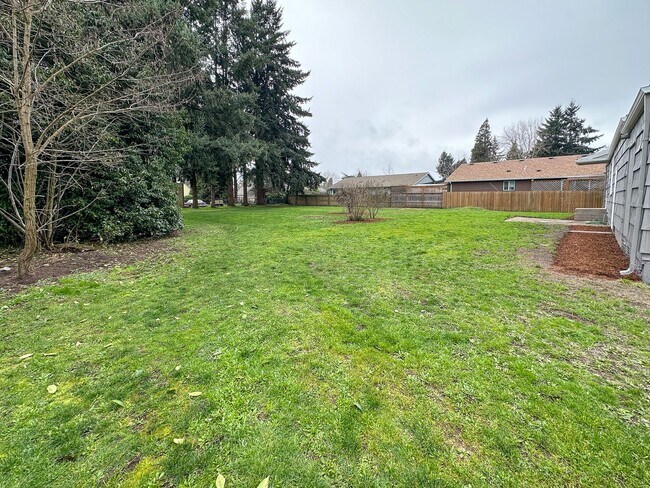 Foto del edificio - Updated Keizer Home with Spacious Grass Ya...