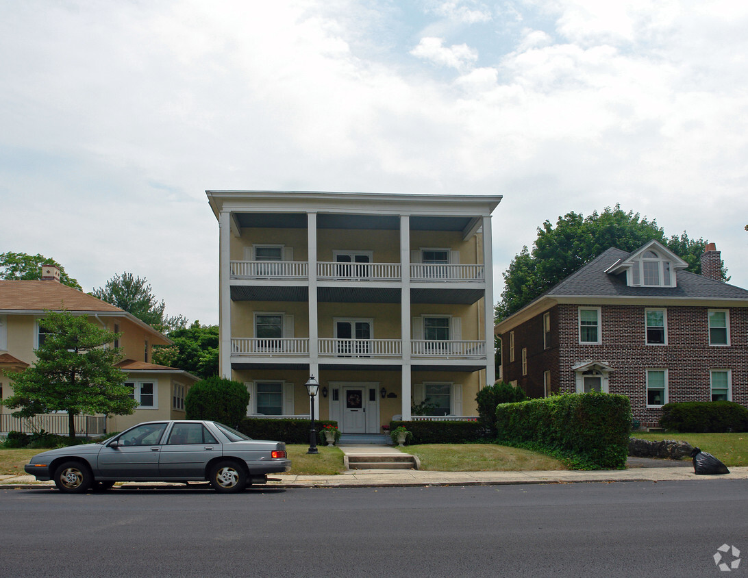 Building Photo - 1106 Oak Hill Ave