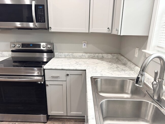 Foto del edificio - 105 Pinecrest Blvd