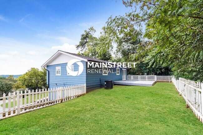 Building Photo - 4 Bedroom Pet-Friendly Home in KNOXVILLE, TN with Main Street Renewal