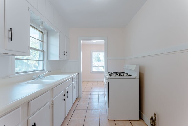 Building Photo - Beautifully renovated 1 plus bedroom