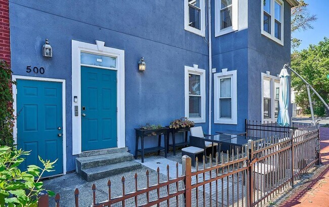Foto del edificio - Lovely 2 BR/2 BA Apartment in Shaw!