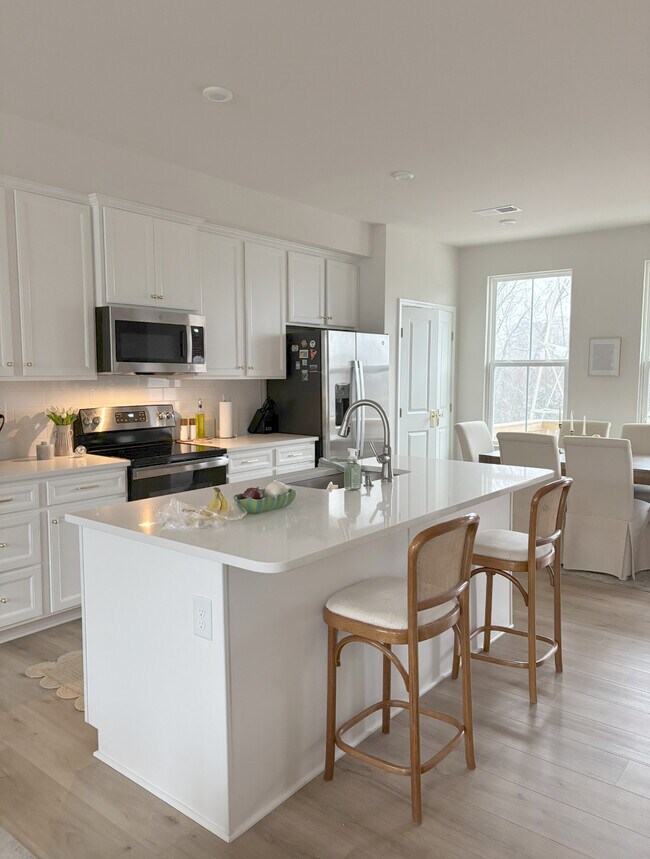 Foto del edificio - Room in Townhome on Beeler Ln