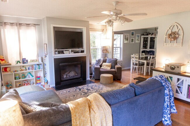 Photo - 815 Woodgreen Dr House