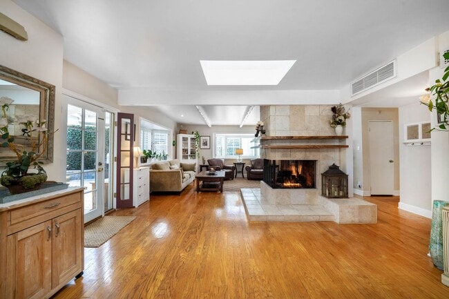 Building Photo - 4571 Canoga Dr