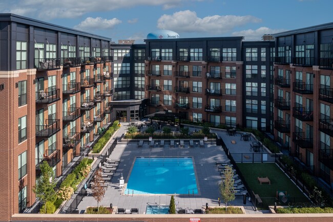 Piscina estilo centro turístico - Maple Street Lofts