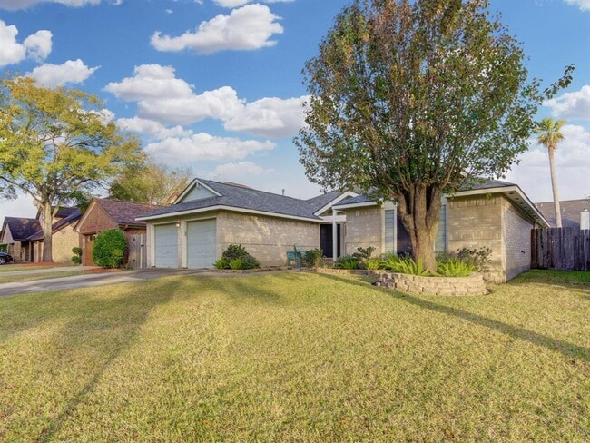 Building Photo - 10941 W Dogwood Dr